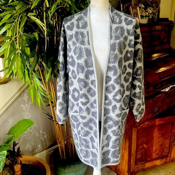 Gentle Fawn ladies cardigan NWOT size small, long sleeve gray print - Picture 13 of 13